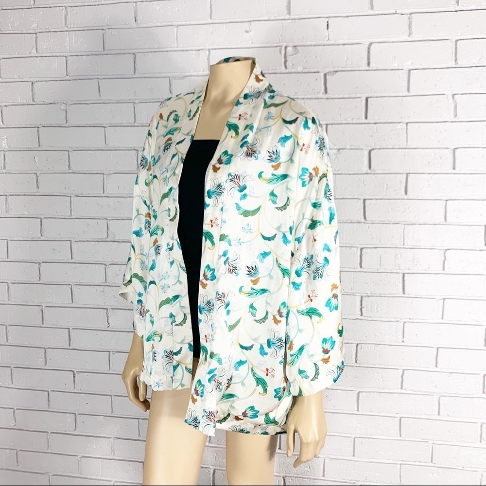 Violet &โ Claire Womenโs Floral Design Kimono